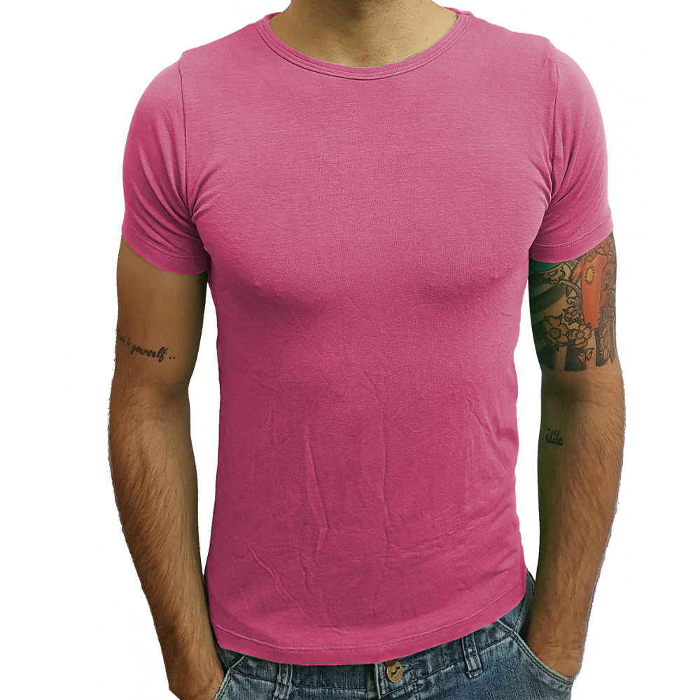 homem camiseta rosa