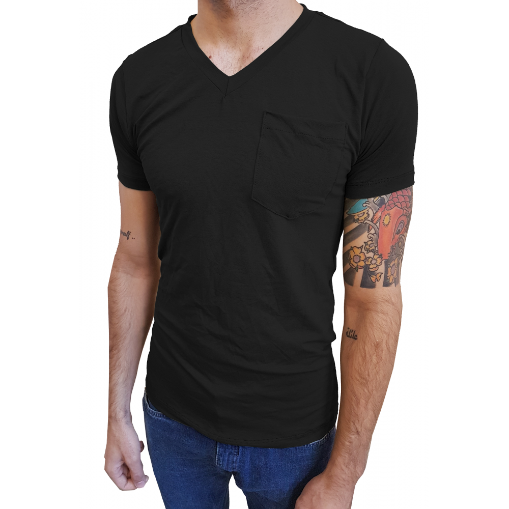 camiseta preta gola v