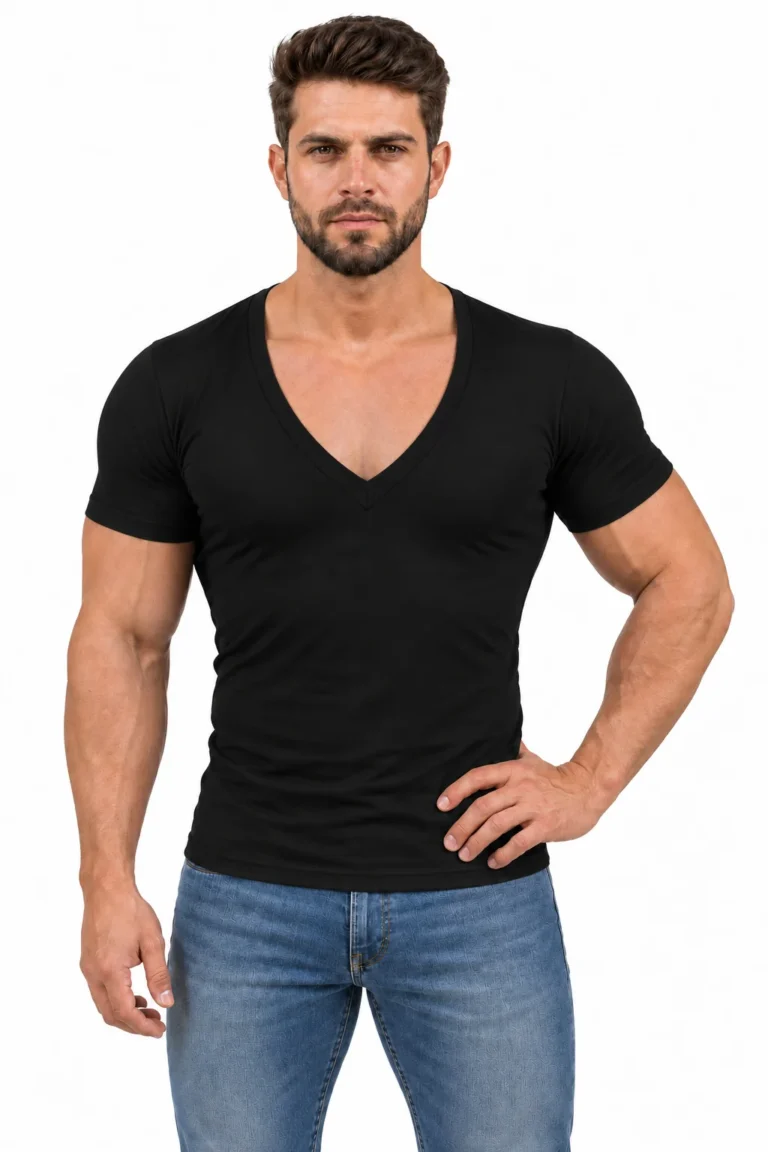 Modelo Caio usando camiseta Gola V cavada Preto da Sjons — 02 frente